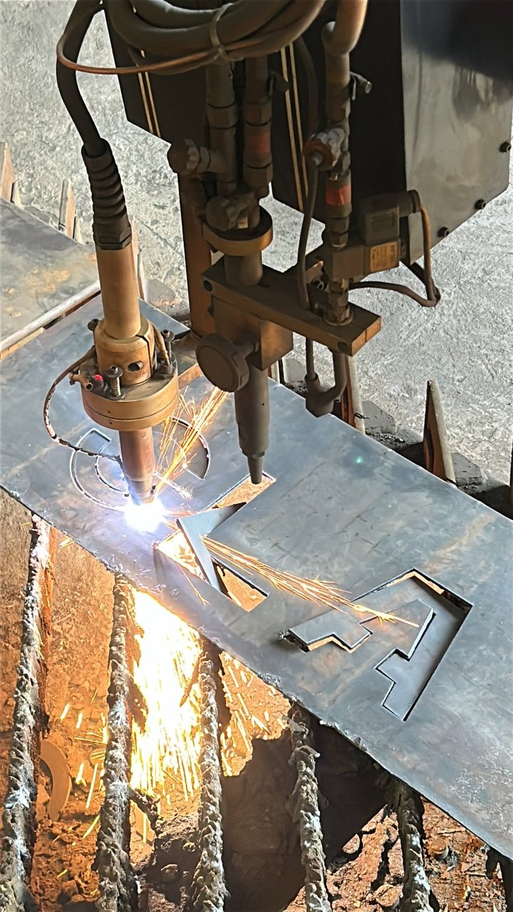 GoldLine Factory CNC plasma cutter cutting steel plate